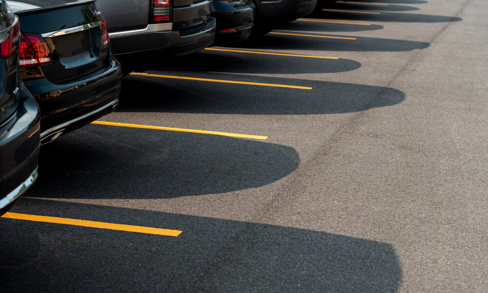 Qual a tinta para estacionamento externo que dura mais? Saiba qual é a tinta para estacionamento externo mais duradoura, ideal para aplicações em asfalto, concreto e locais com alto tráfego. Estacionamentos externos são áreas de grande exposição e exigência. Além do fluxo constante de veículos, estão sujeitos a variações climáticas intensas que afetam diretamente a qualidade das demarcações no solo. Chuva, sol e abrasão pelo tráfego desgastam rapidamente tintas comuns. A pintura de solo nesses ambientes não é apenas um detalhe visual, mas sim uma medida essencial para garantir organização, segurança e acessibilidade para motoristas e pedestres. Mas afinal, qual tinta para estacionamento externo dura mais? Neste artigo, vamos analisar os principais tipos de tintas, apresentar diferenças entre aplicações em concreto e asfalto e mostrar porque a tinta acrílica à base de solvente se destaca, com foco especial no desempenho comprovado da marca Salecril. Salecril: fornecedor de tinta para sinalização viária confiável Por que a escolha da tinta para estacionamento externo é decisiva A pintura do asfalto cumpre um papel fundamental na sinalização horizontal, especialmente em estacionamentos externos. Ela delimita vagas, indica direção, informa regras de trânsito e facilita o deslocamento seguro de todos os usuários. Por isso, deve ser feita com materiais de alta performance e durabilidade. Diferente de garagens cobertas ou áreas internas, o estacionamento externo exige tintas que suportem condições climáticas extremas. As variações de temperatura, incidência solar intensa, chuvas frequentes e a pressão mecânica dos pneus são fatores que aceleram o desgaste de produtos inadequados. Quando a tinta não é escolhida com critério, os problemas surgem rapidamente: desbotamento, descascamento e perda de aderência. Isso implica repinturas constantes, aumento de custo operacional e comprometimento da segurança viária. Por isso, a decisão não pode ser baseada apenas em preço, mas sim em desempenho e durabilidade. Qual tinta usar no asfalto? Tipos e aplicações recomendadas No mercado de sinalização, existem diferentes tipos de tintas indicadas para asfalto: à base de água, termoplásticas e à base de solvente. Cada uma possui características próprias, sendo mais ou menos indicadas de acordo com o tipo de projeto e volume de tráfego da área. As tintas à base de água, por exemplo, possuem menor impacto ambiental, mas tendem a ter durabilidade reduzida quando expostas ao sol intenso e às chuvas frequentes. Já as tintas termoplásticas são bastante resistentes, mas exigem aplicação a quente e equipamento especializado, o que limita seu uso. A tinta acrílica à base de solvente se destaca nesse cenário por sua versatilidade, durabilidade e facilidade de aplicação. Ela possui excelente aderência ao asfalto, mesmo em regiões de tráfego intenso, seca rapidamente e oferece boa resistência mecânica, sendo ideal para estacionamentos externos que exigem sinalização clara e duradoura. Como escolher o melhor fornecedor de tintas para garantir qualidade e durabilidade Tinta para concreto: o que muda na escolha? Quando a superfície a ser demarcada é de concreto, algumas particularidades técnicas devem ser consideradas. O concreto possui textura mais porosa e absorvente que o asfalto, o que pode comprometer a aderência de certos tipos de tinta caso não sejam escolhidos corretamente. Nesse contexto, a tinta acrílica à base de solvente também se mostra altamente eficiente, pois oferece excelente penetração na superfície, gerando fixação firme e uniforme. A resistência a abrasão também é superior, mesmo em ambientes com alto tráfego de pedestres e veículos. Outro ponto positivo é que essa tinta dispensa o uso de primer, ao contrário de outras opções do mercado. Isso representa economia de tempo e recursos na aplicação, com menos etapas e menor necessidade de mão de obra qualificada. Tintas de demarcação viária: a tecnologia por trás da durabilidade As tintas de demarcação viária são desenvolvidas para cumprir funções de sinalização horizontal em vias urbanas, rodovias e áreas de estacionamento. Elas precisam oferecer visibilidade, resistência ao tempo e à fricção constante dos pneus. Para serem comercializadas e aplicadas em espaços públicos ou privados, essas tintas devem atender aos requisitos técnicos definidos por entidades como ABNT, DNIT, DER e DERSA. Isso garante que o produto possui qualidades como secagem rápida, resistência a intempéries e durabilidade. A tecnologia dessas tintas também inclui pigmentos de alta performance, resinas acrílicas especiais, cargas minerais e solventes que aceleram a cura. Esses fatores combinados elevam a performance do produto, tornando-o ideal para aplicações exigentes, como estacionamentos externos e pistas de alta circulação. Qual a melhor tinta para demarcação de estacionamento? Conheça a Salecril: tradição, qualidade e inovação Com três décadas de experiência no mercado, a Salecril é sinônimo de excelência em produtos para sinalização viária. Sua atuação abrange todo o território nacional, com foco especial no atendimento a prefeituras, órgãos de trânsito, empreiteiras e prestadores de serviços de demarcação. A empresa aposta em tecnologia, sustentabilidade e conformidade normativa para entregar tintas de alto desempenho. Seus produtos passam por rigoroso controle de qualidade, o que garante segurança e desempenho em obras de pequeno, médio e grande porte. Outro diferencial da Salecril é o atendimento consultivo. A equipe oferece suporte técnico especializado para cada tipo de aplicação, orientando clientes sobre a melhor tinta para estacionamento externo e outras soluções de pintura viária. Tinta acrílica à base de solvente da Salecril: por que é a que mais dura? Dentro do portfólio da marca, a tinta acrílica à base de solvente se destaca como solução ideal para quem busca performance, durabilidade e economia em aplicações externas. Seus principais benefícios incluem: Alta resistência à abrasão, ideal para locais com alto tráfego; Excelente aderência tanto em asfalto quanto em concreto; Durabilidade superior, reduzindo a necessidade de manutenção; Compatibilidade com todos os equipamentos de pintura a frio; Economia de tempo e recurso pela dispensa de primer; Conformidade com as principais normas técnicas nacionais. Saiba mais sobre a importância da pintura viária Como garantir máxima durabilidade na aplicação da tinta A qualidade da tinta é fundamental, mas o processo de aplicação também é decisivo para garantir sua durabilidade. Seguir boas práticas evita desperdícios e aumenta a performance do produto. Preparo da superfície: remova óleos, sujeiras e umidade da área. Uma superfície limpa permite maior aderência da tinta. Clima e horário: prefira dias secos, com temperatura amena e sem risco de chuva. Horários de menor incidência solar também ajudam a evitar bolhas e manchas. Manutenção preventiva: mesmo tintas duráveis precisam de revisões. Reaplique em pontos de desgaste antes que o problema se agrave. Quando a aplicação é bem-feita, os resultados são visíveis: demarcações mais vivas, maior resistência ao tempo e menor custo a longo prazo. Tinta para estacionamento externo: escolha técnica, econômica e segura A resposta à pergunta que iniciou este artigo é clara: a tinta acrílica à base de solvente da Salecril é a opção mais durável e eficiente para estacionamentos externos. Ela alia alto desempenho técnico, resistência comprovada e excelente relação custo-benefício, sendo ideal para gestores que buscam reduzir retrabalho, melhorar a segurança e cumprir normas regulatórias. Quer aumentar a durabilidade das demarcações no seu projeto? Fale com a equipe técnica da Salecril e conheça a melhor tinta para estacionamento externo, com qualidade e eficiência comprovadas.