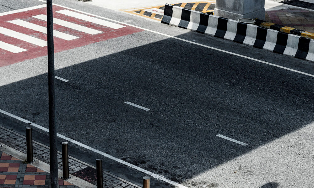 Sinalização de trânsito horizontal durável com as tintas Salecril