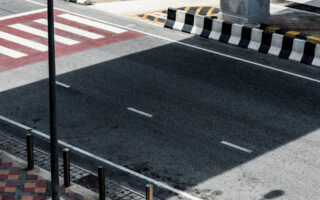 Sinalização de trânsito horizontal durável com as tintas Salecril