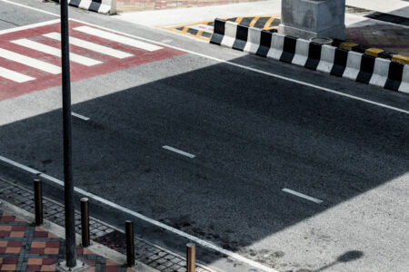 Sinalização de trânsito horizontal durável com as tintas Salecril