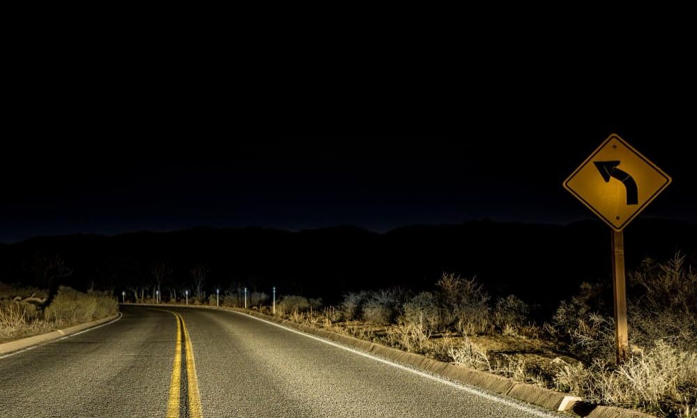 Como as microesferas de vidro refletivas aumentam a segurança viária