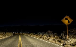 Como as microesferas de vidro refletivas aumentam a segurança viária