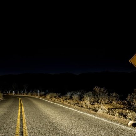 Como as microesferas de vidro refletivas aumentam a segurança viária