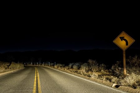 Como as microesferas de vidro refletivas aumentam a segurança viária